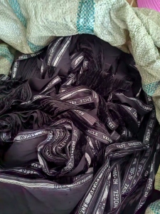 长期出售服装厂下来的涤纶废布，氨纶废布统货，现货四吨左右
