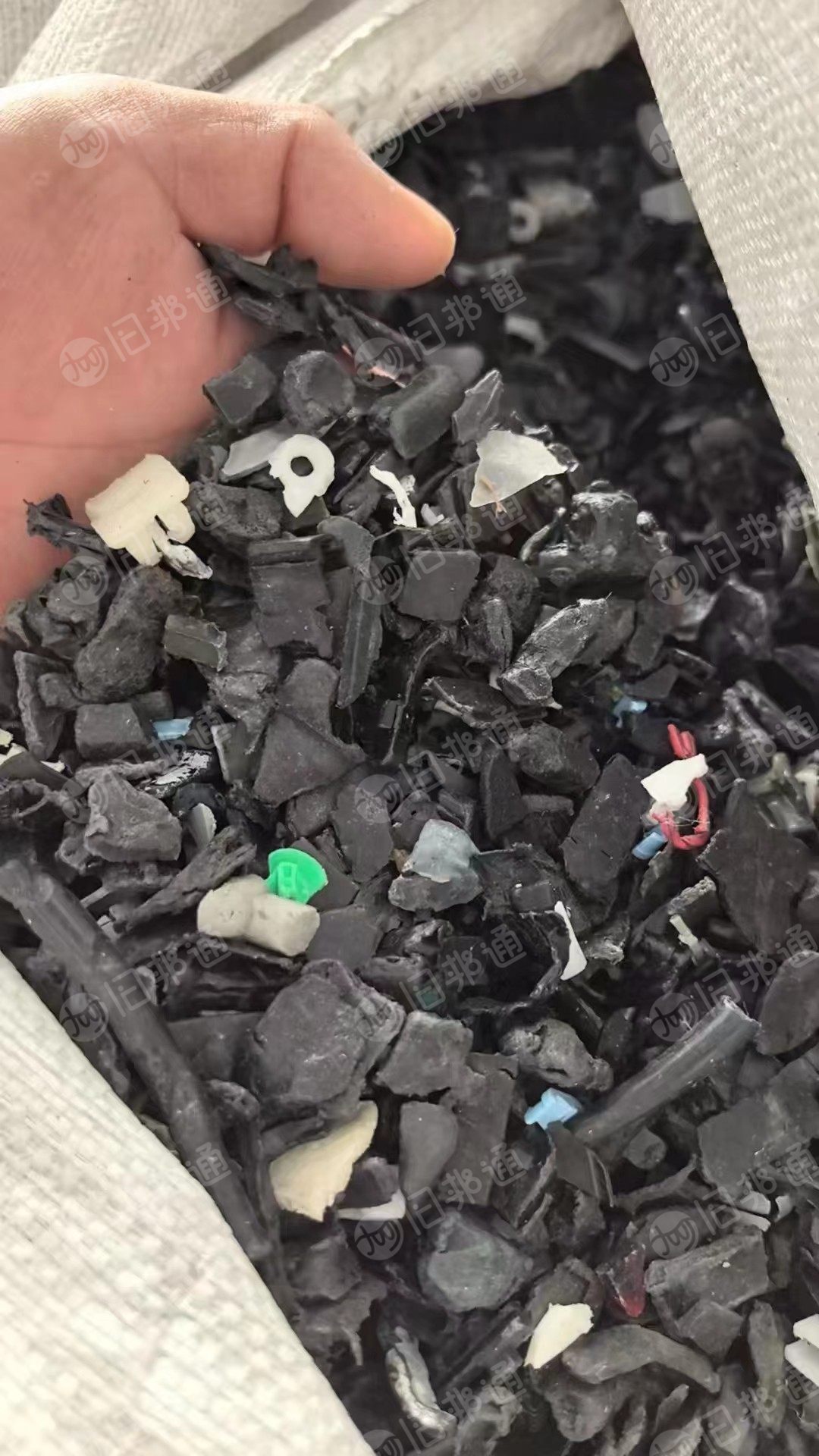 长期出售比亚迪轿车厂下来塑料炼油料，含abs，合金，尼龙等破碎料，现货60吨