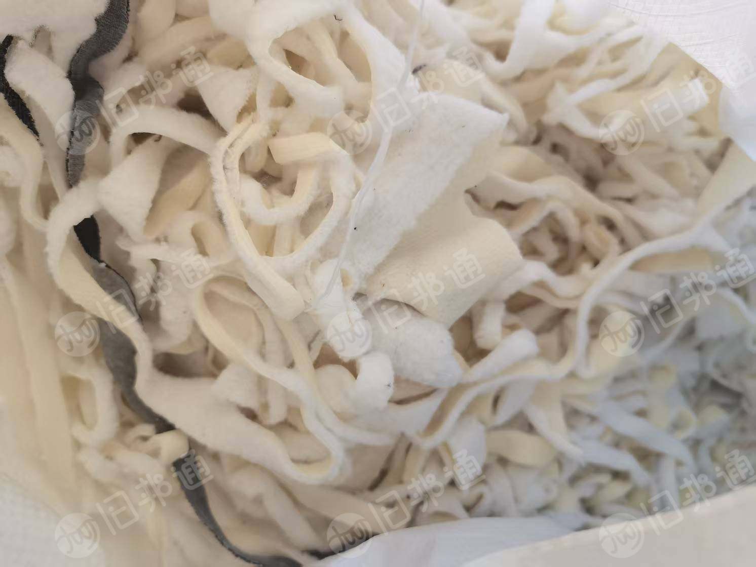 出售雨鞋上面的口子料和鞋里面的棉布，编织袋装，月供30-40吨