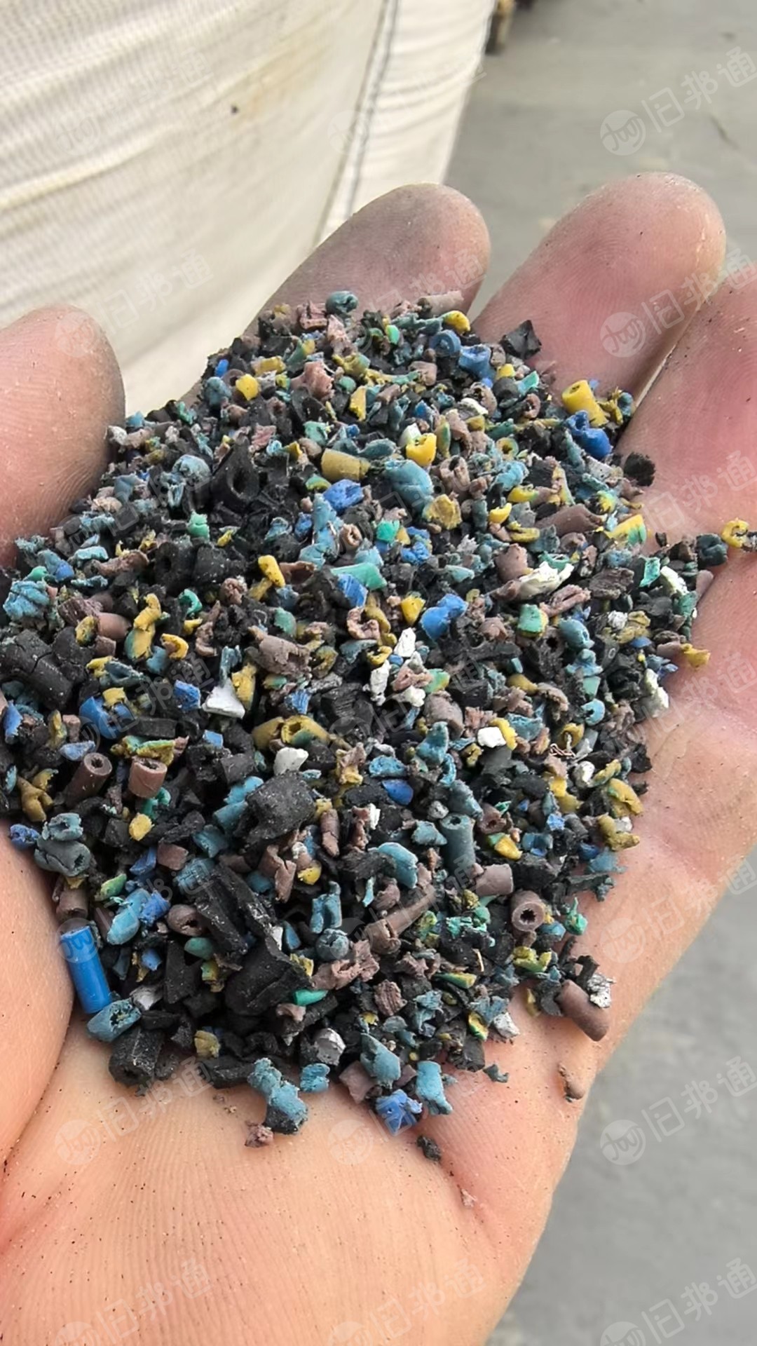 长期出售橡胶电线皮破碎料，现货10吨左右