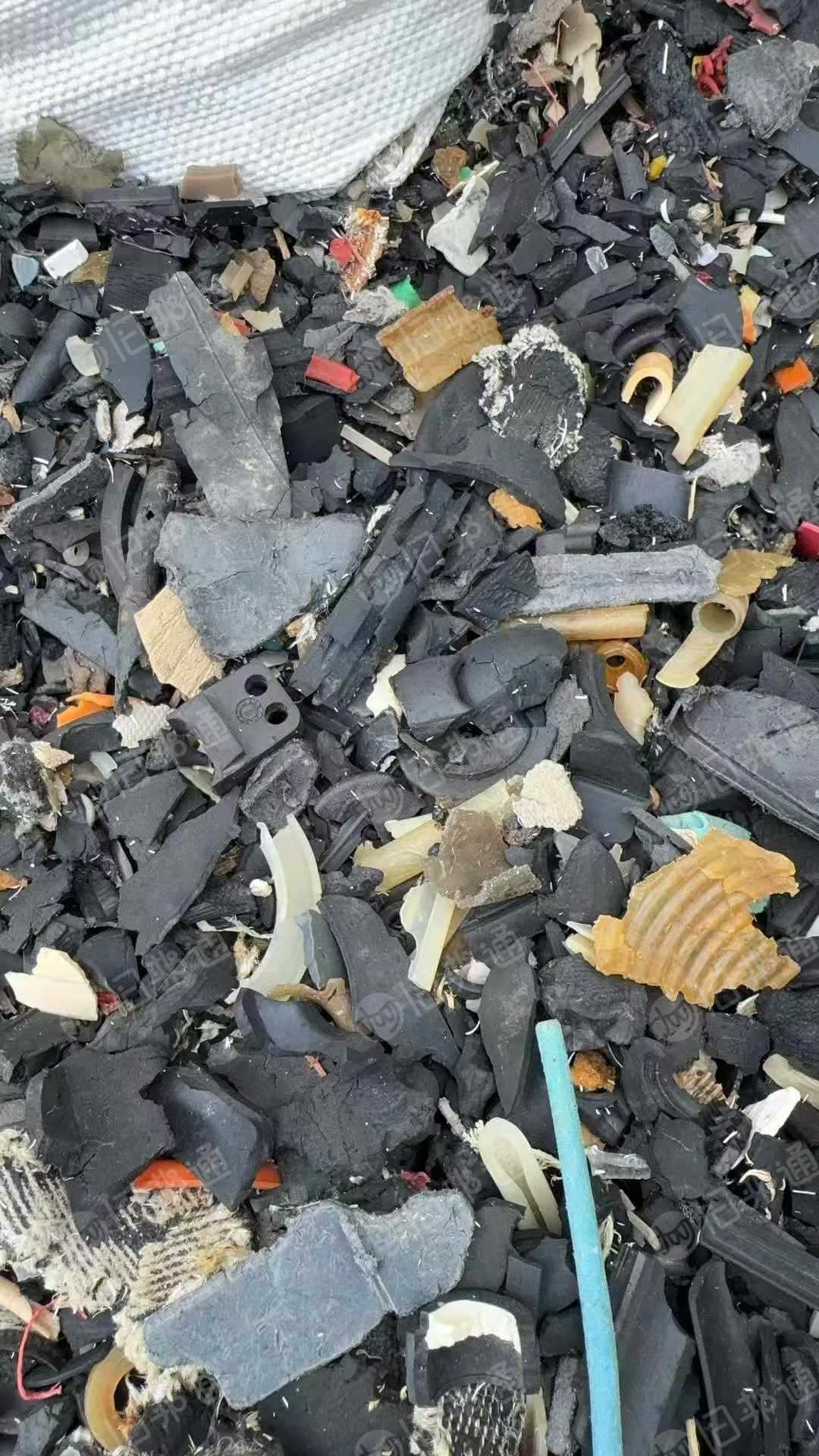 出售混合的橡胶破碎料，橡胶含量90%