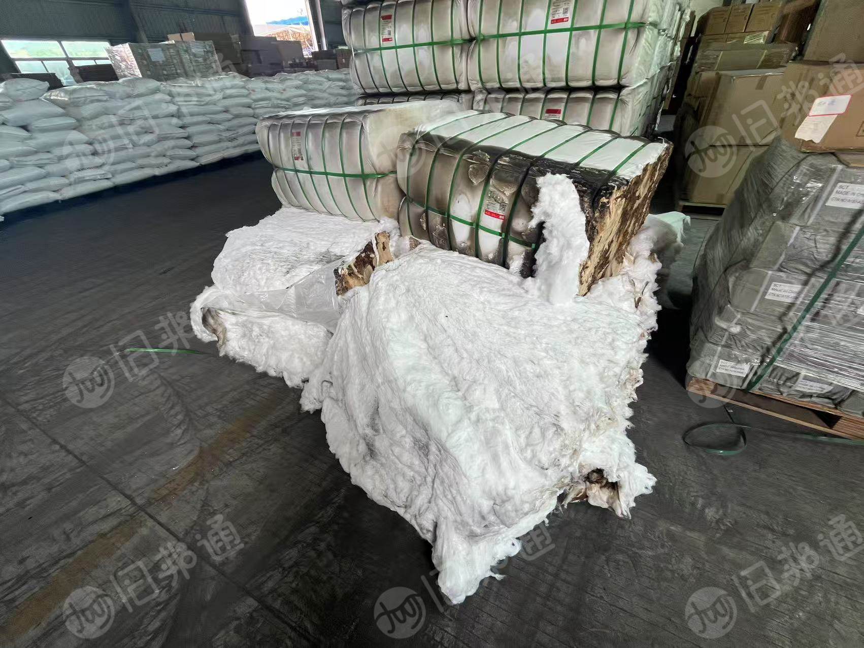 出售一批运输下来的无纺布原料，复合纤维PE/PET,外面被烟熏，里面被水浇了