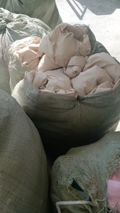 长期出售旧衣服黑料，下脚料料，燃烧料，现货有5吨左右，货在湖北恩施