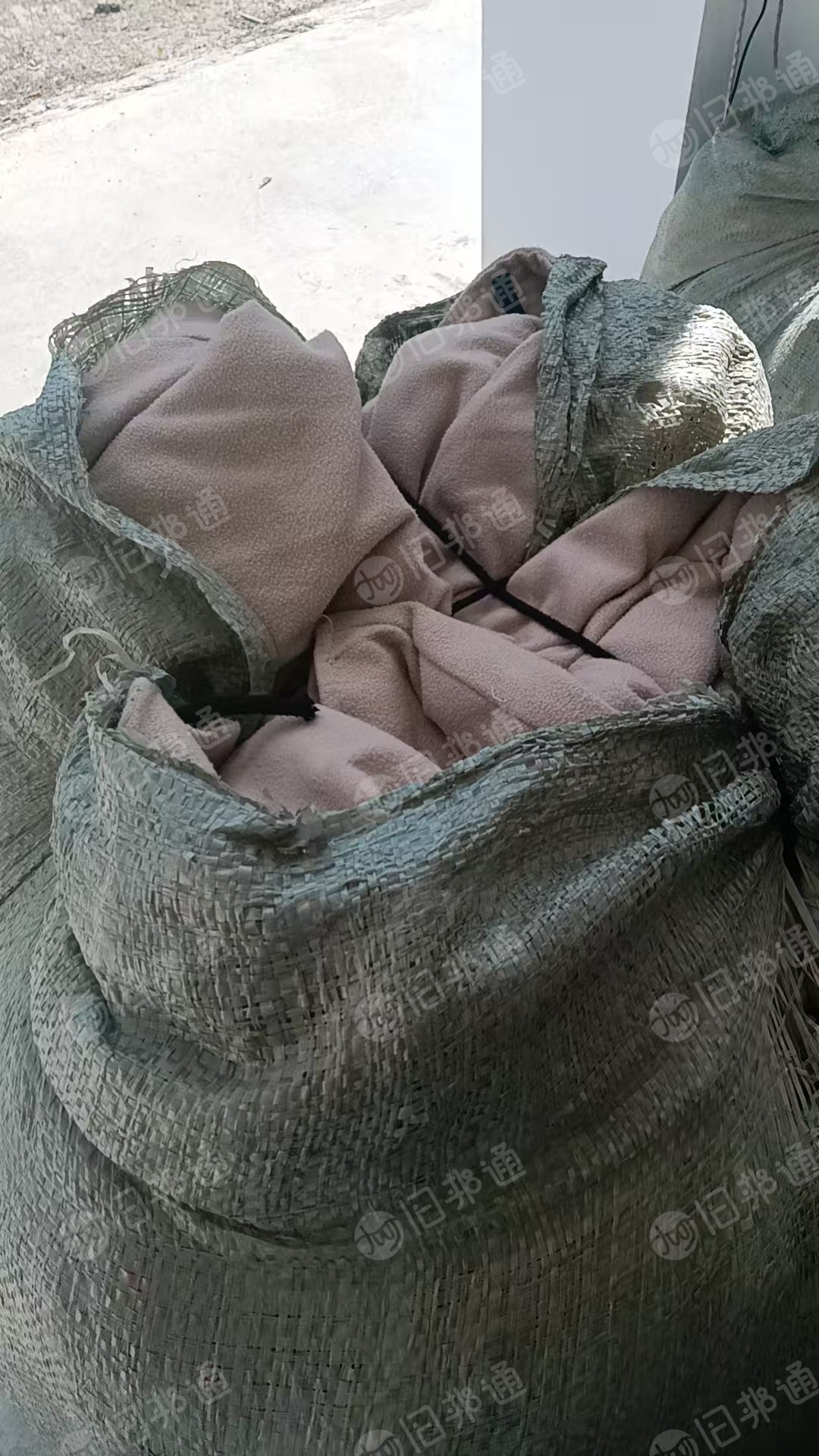 长期出售旧衣服黑料，下脚料料，燃烧料，现货有5吨左右，货在湖北恩施