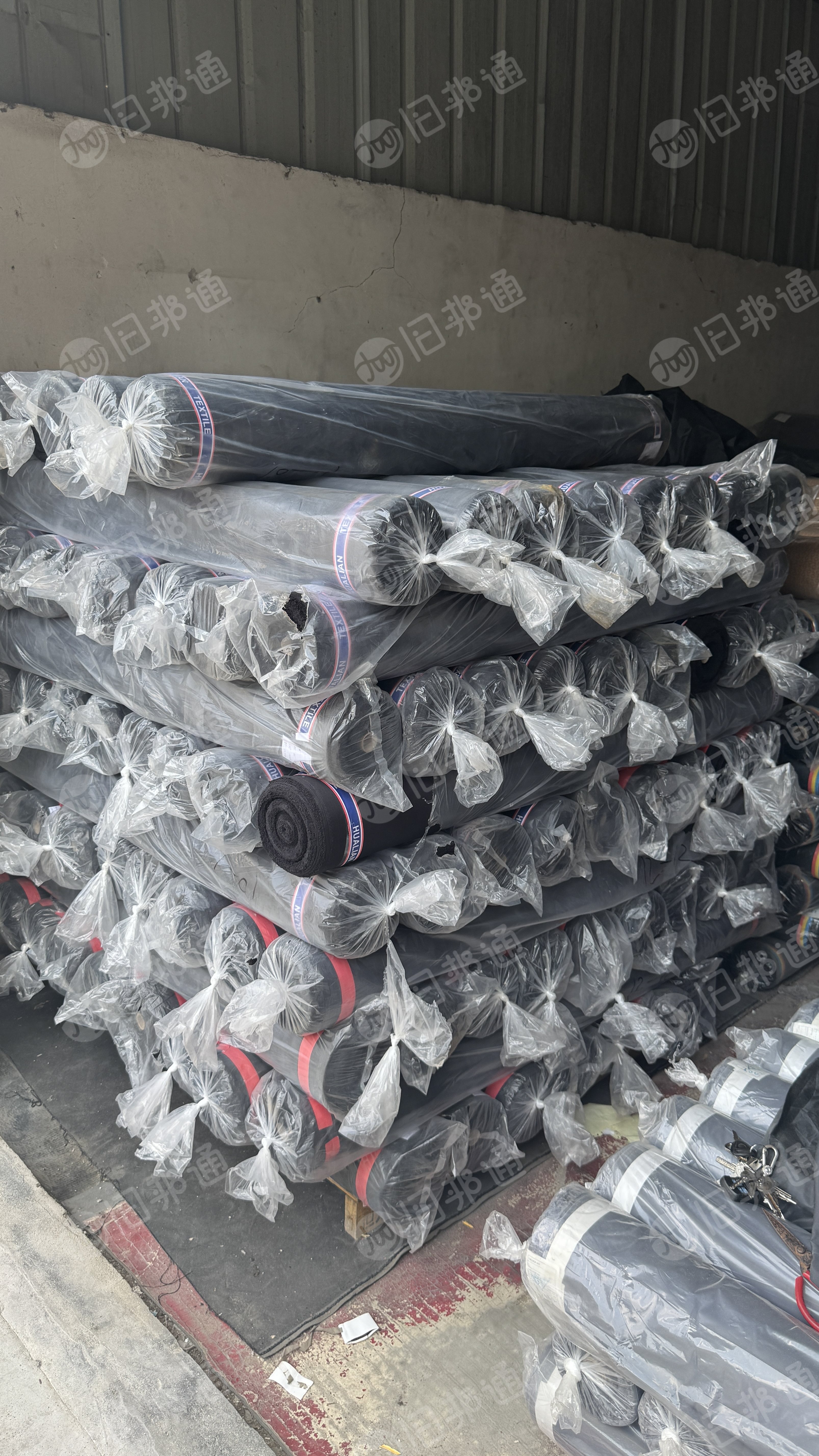 现货处理一批人字纹里布和黑色桃皮绒，每个有10万米，货在广东广州