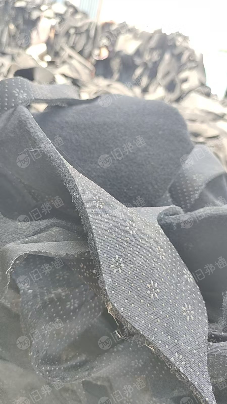长期出售汽车避光垫下脚料，涤纶材质，带防滑，现货有十几吨，货在江苏邳州