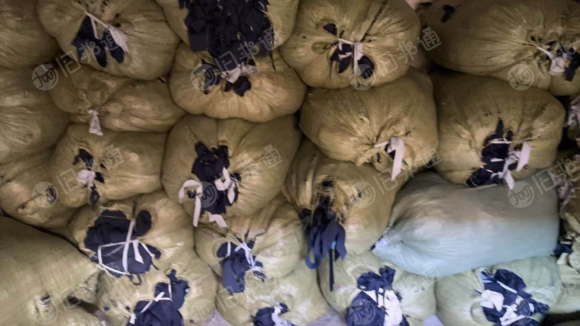 长期出售黑色的涤棉开花料，涤棉废布，50涤50棉，现货9.6米一车