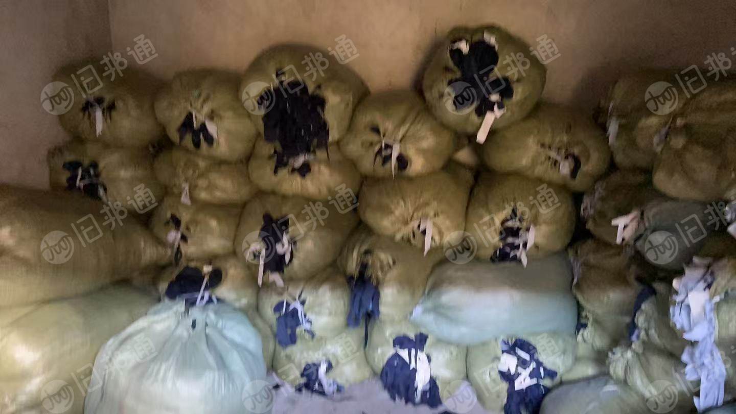 长期出售黑色的涤棉开花料，涤棉废布，50涤50棉，现货9.6米一车