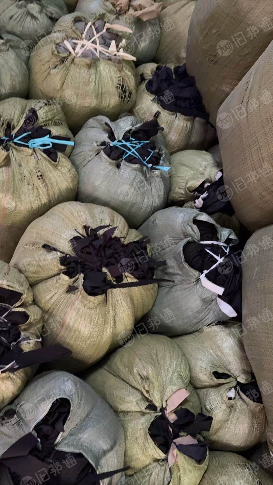 长期出售黑色的涤棉开花料，涤棉废布，50涤50棉，现货9.6米一车