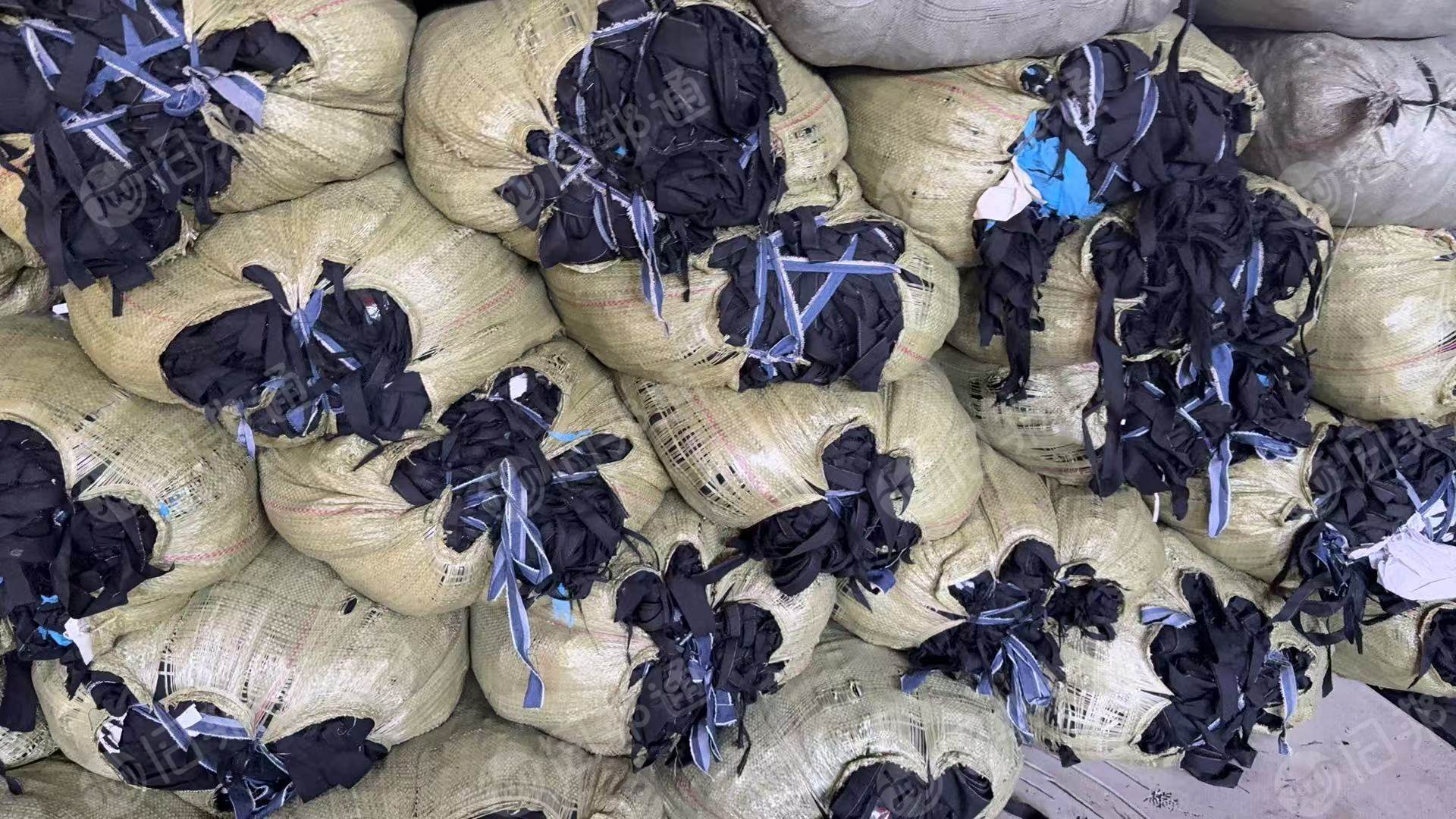 长期出售黑色的涤棉开花料，涤棉废布，50涤50棉，现货9.6米一车