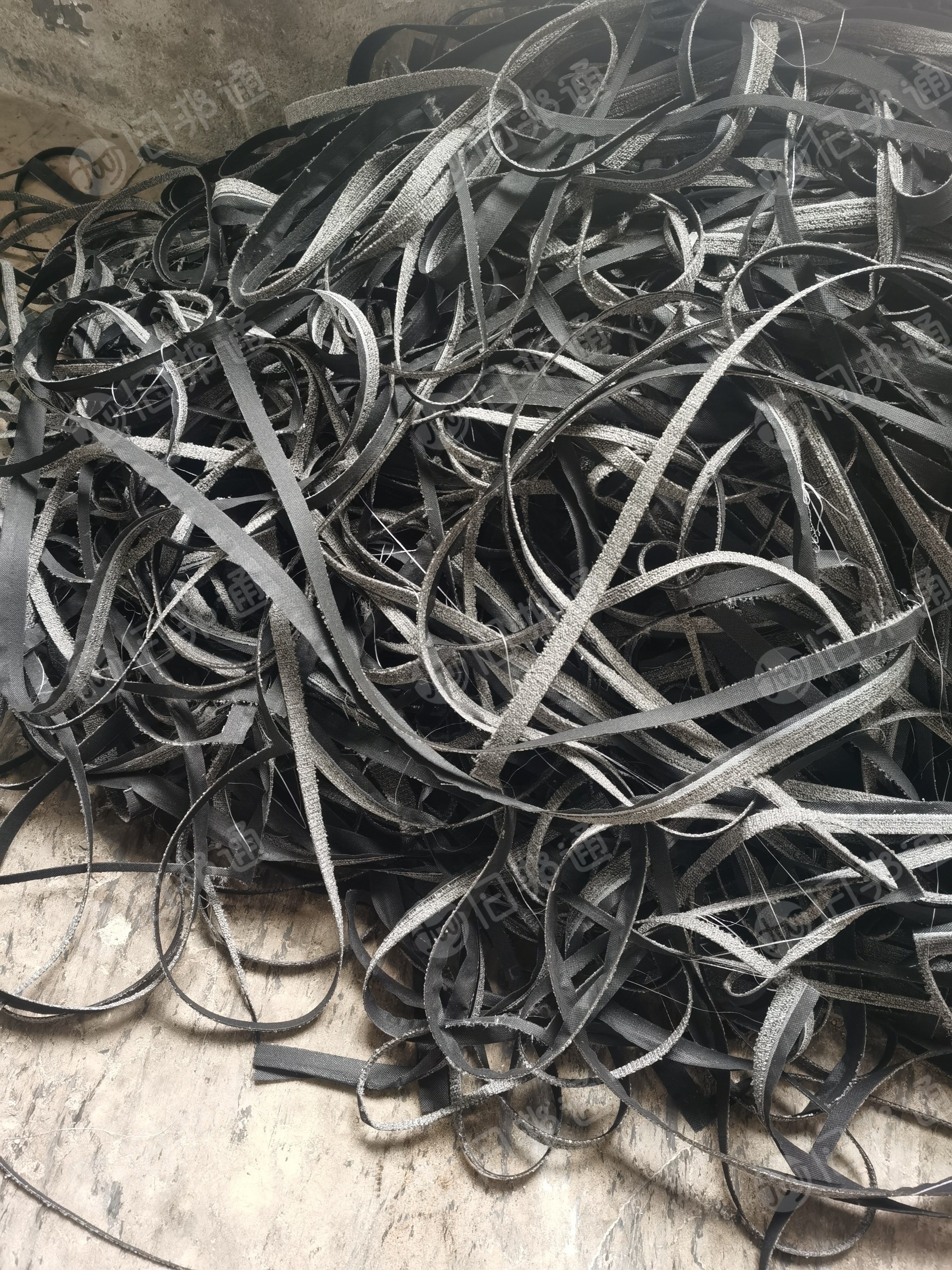 长期出售地毯边角料,丙纶地毯料,带PVC,现货有十几吨,货在内蒙古乌兰察布