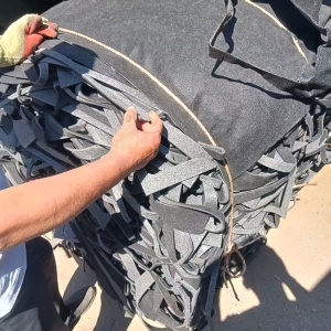 长期出售汽车厂下来的汽车内饰料，内饰料，现货哦有26吨，货在辽宁大连