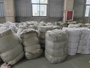 长期出售瑞锦次布，化纤材质，都是大块布，都是厂里下来的，现货8吨左右，货在山东潍坊