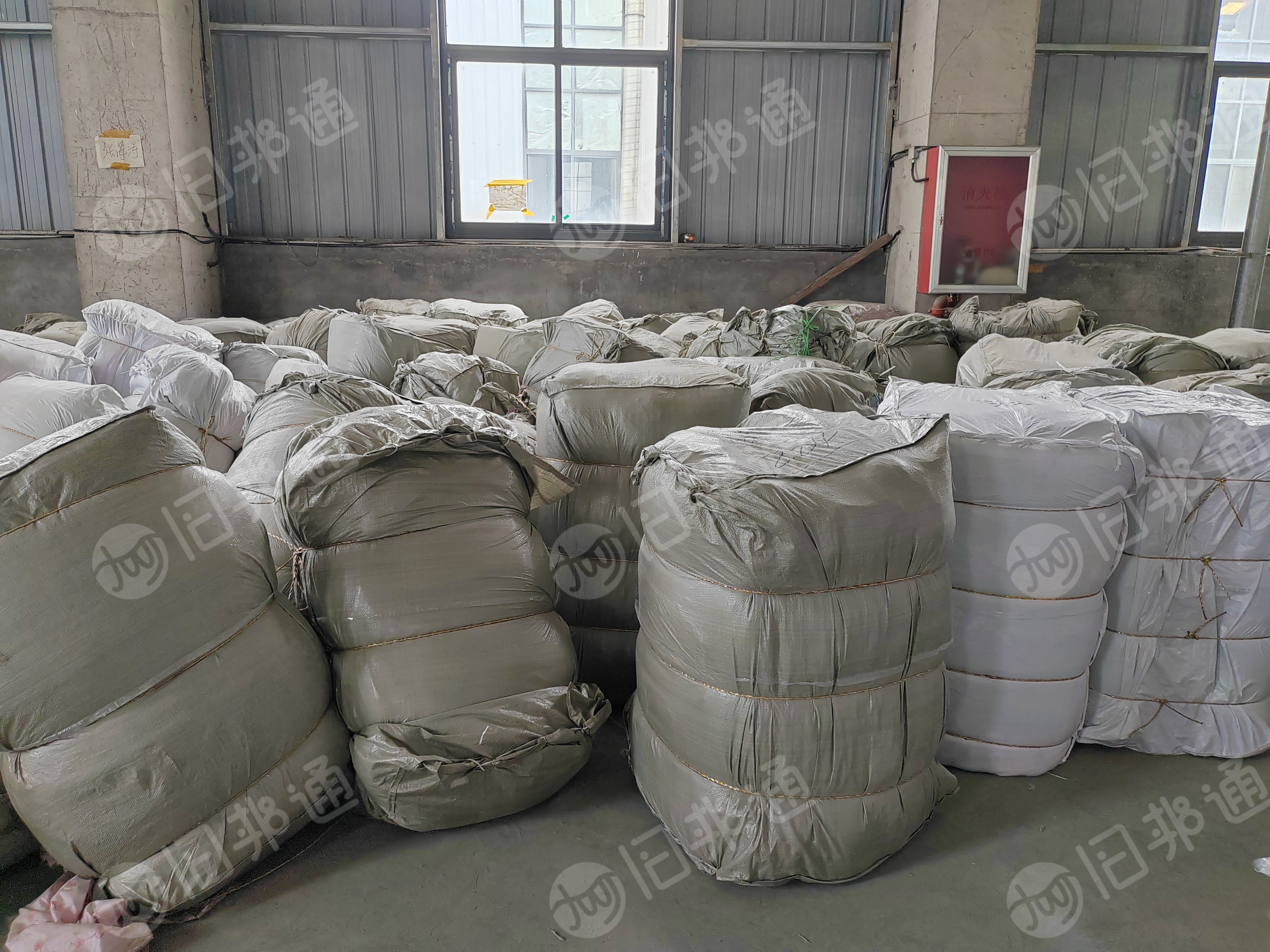长期出售瑞锦次布，化纤材质，都是大块布，都是厂里下来的，现货8吨左右，货在山东潍坊
