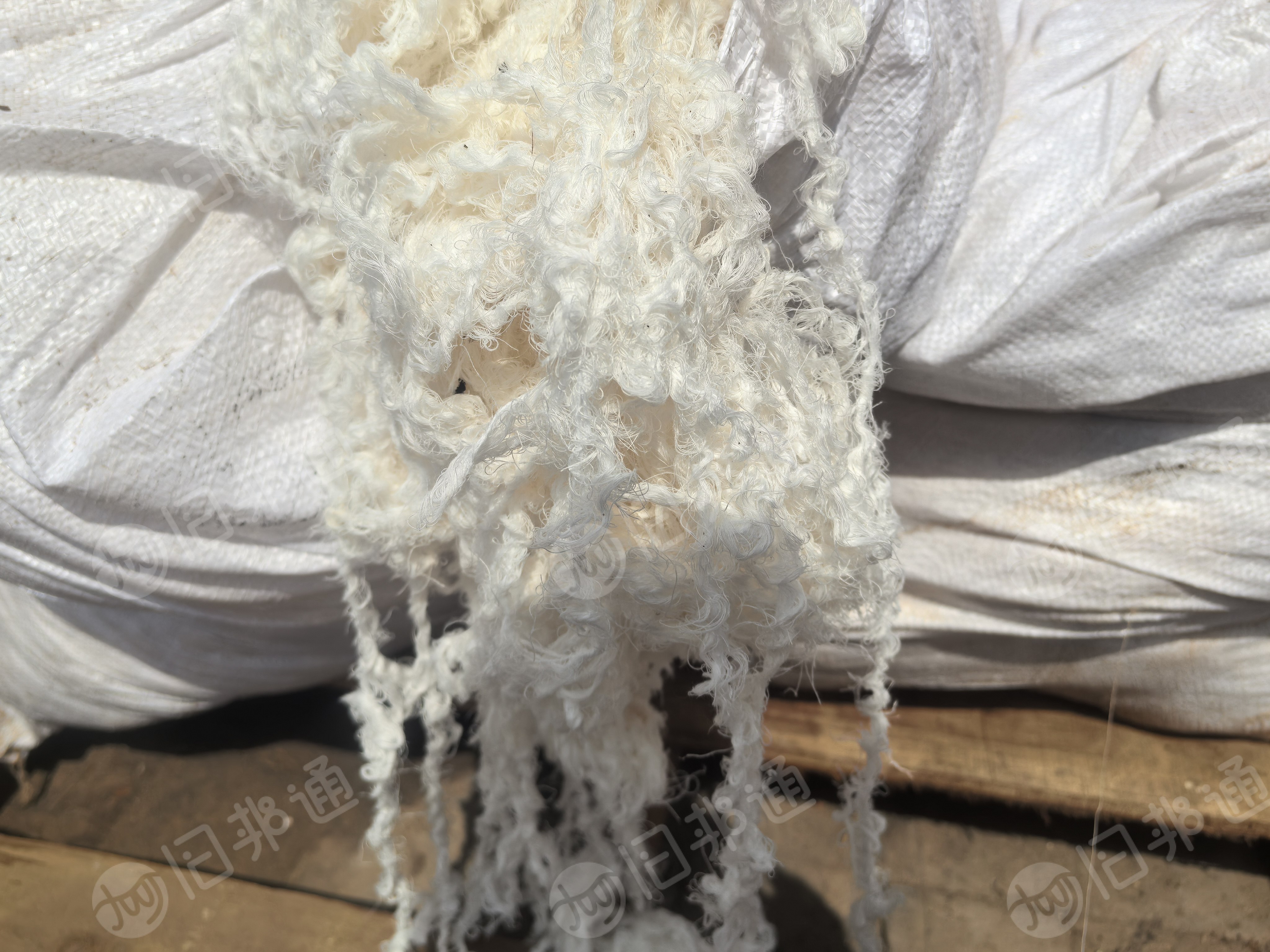 长期出售涤棉料，织布厂下来的，含棉50左右，现货有几十吨