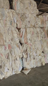 长期出售剪好的旧衣服大白，白料，可以开花纺纱用，现货几百吨