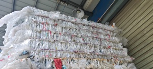 出售干造PP膜废料，服装丙膜废料，含纯低压膜废料、复合PP膜，超过5%，现货六米八一车