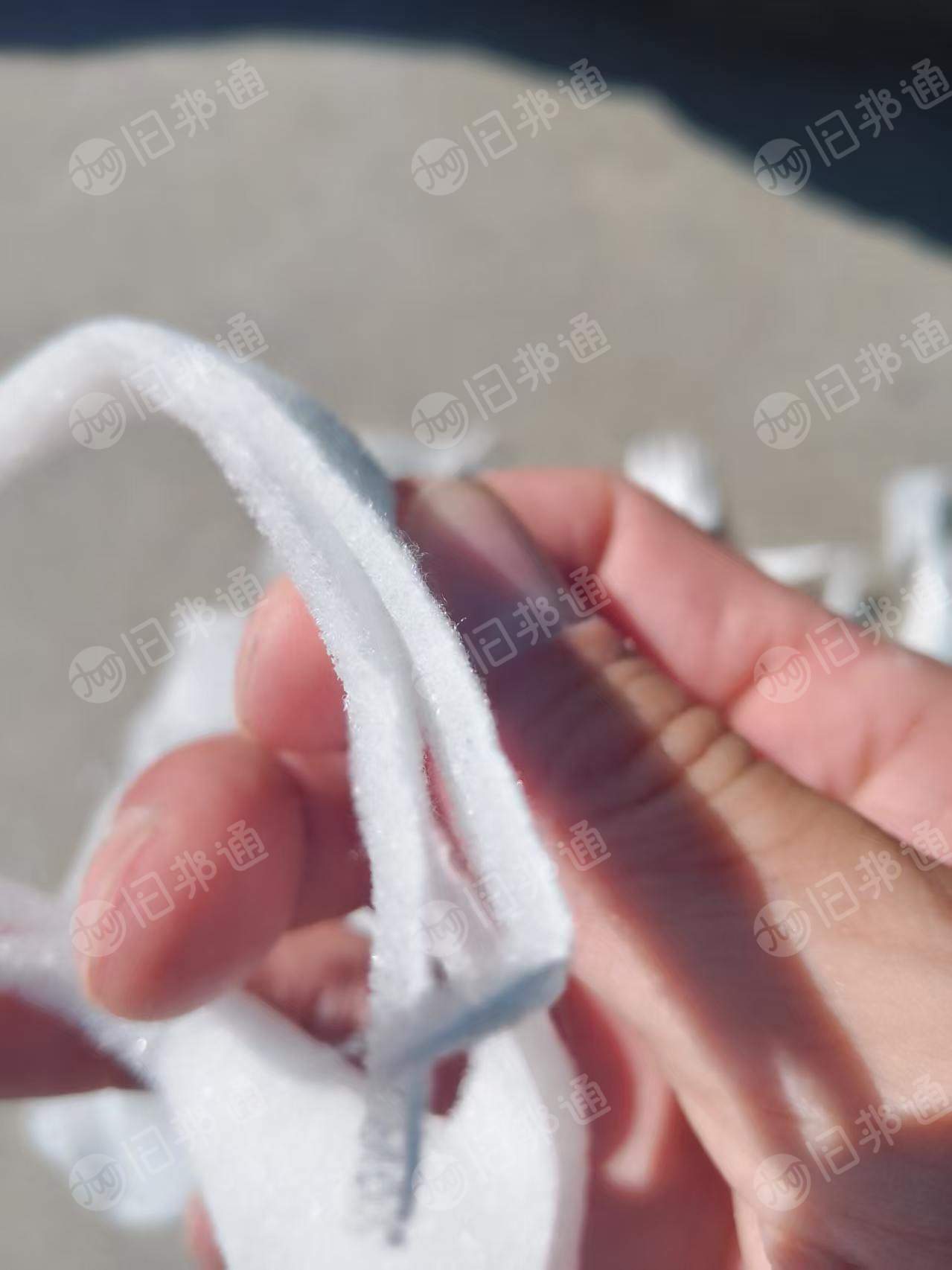 长期出售海绵边角料,做酒店一次性拖鞋的,一天能出3吨左右