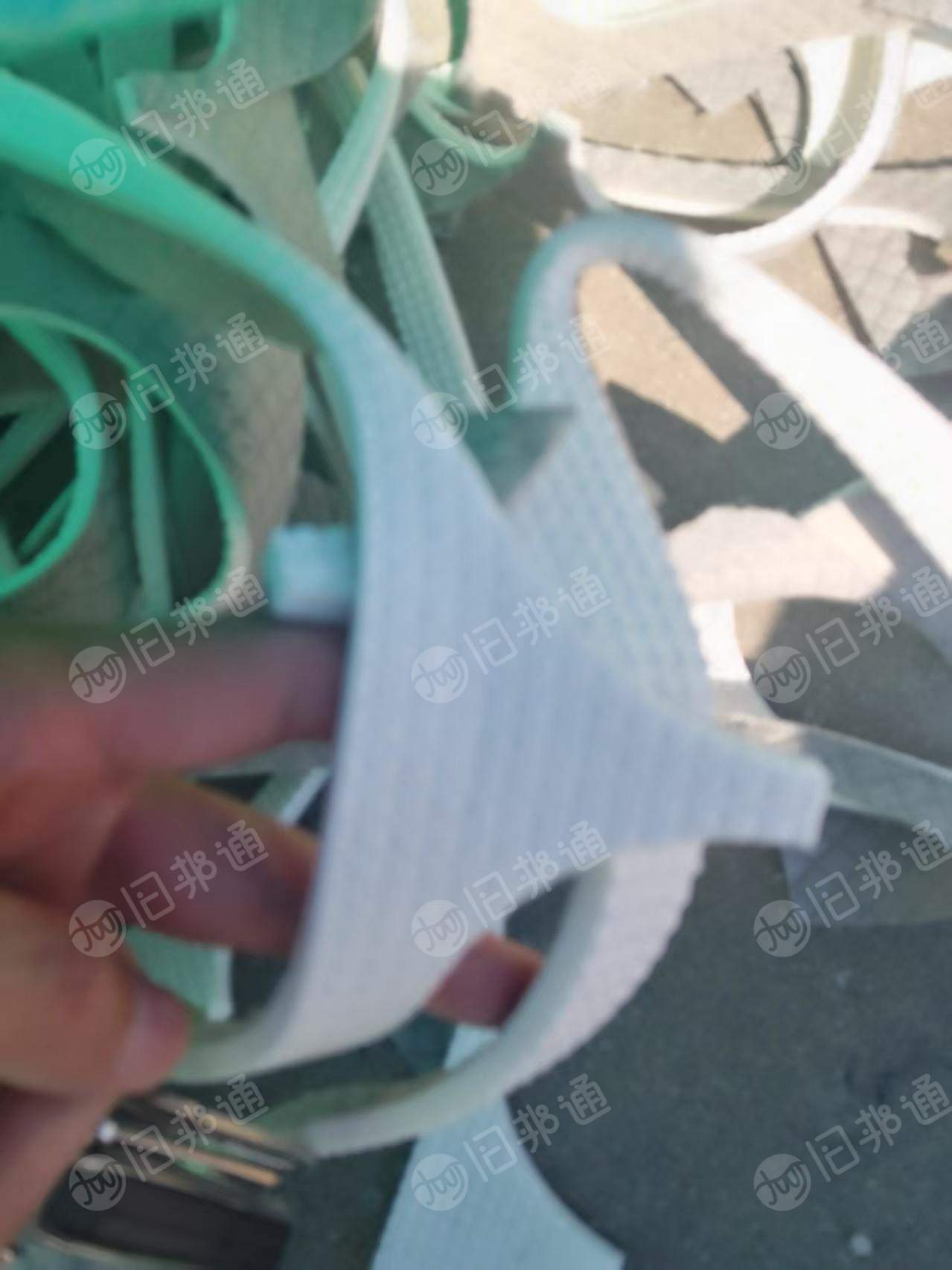 长期出售海绵边角料,做酒店一次性拖鞋的,一天能出3吨左右