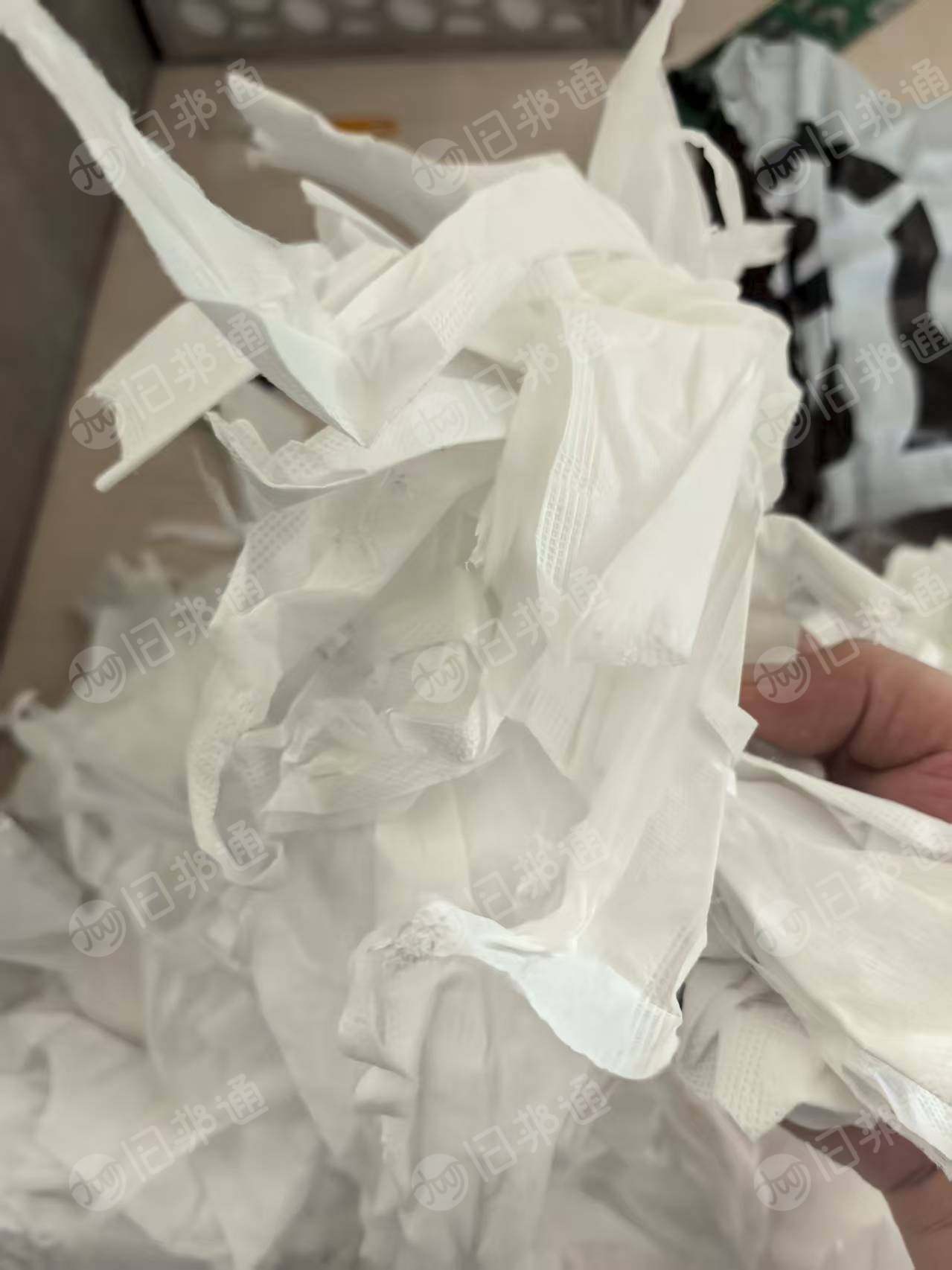 长期出售白色卫生巾边角料，复合无纺布边角料，月供60-70吨，打包好的，可以造粒，货在四川成都
