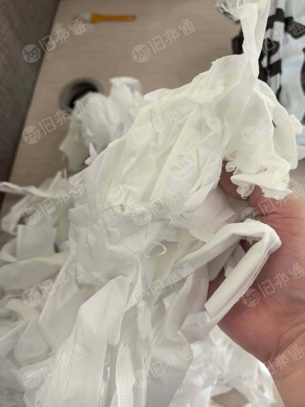 长期出售白色卫生巾边角料，复合无纺布边角料，月供60-70吨，打包好的，可以造粒，货在四川成都
