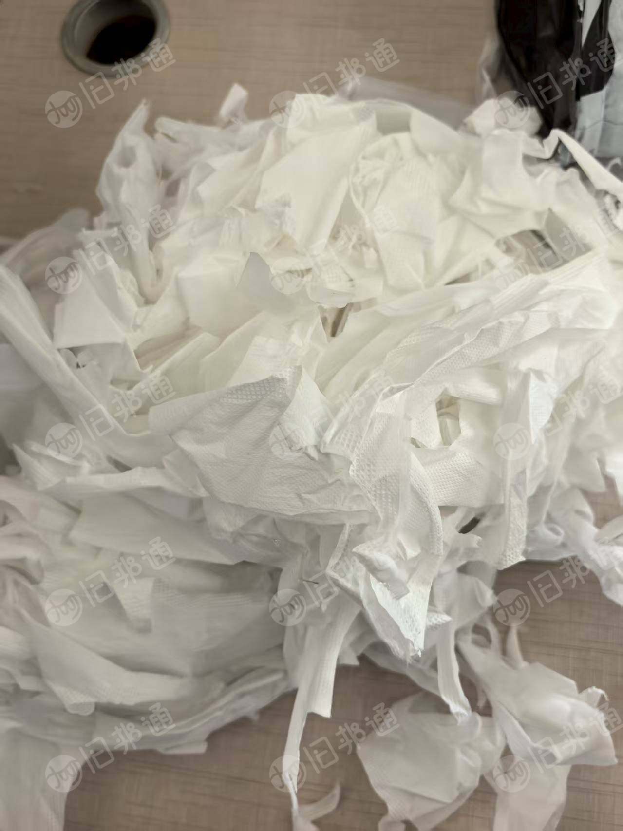 长期出售白色卫生巾边角料，复合无纺布边角料，月供60-70吨，打包好的，可以造粒，货在四川成都