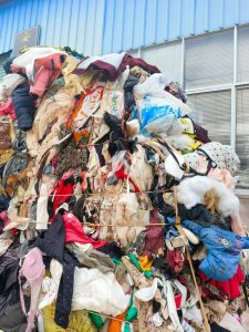 长期出售旧衣服黑料，下脚料，燃烧料，有压包，月供20吨左右，货在江西赣州