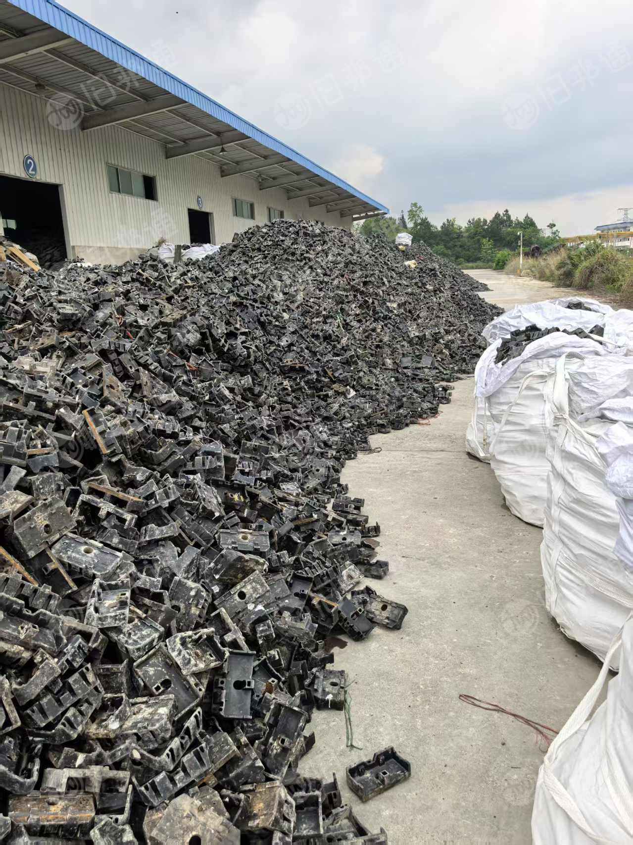 大量出售尼龙废料，高铁尼龙垫片，现货几百吨