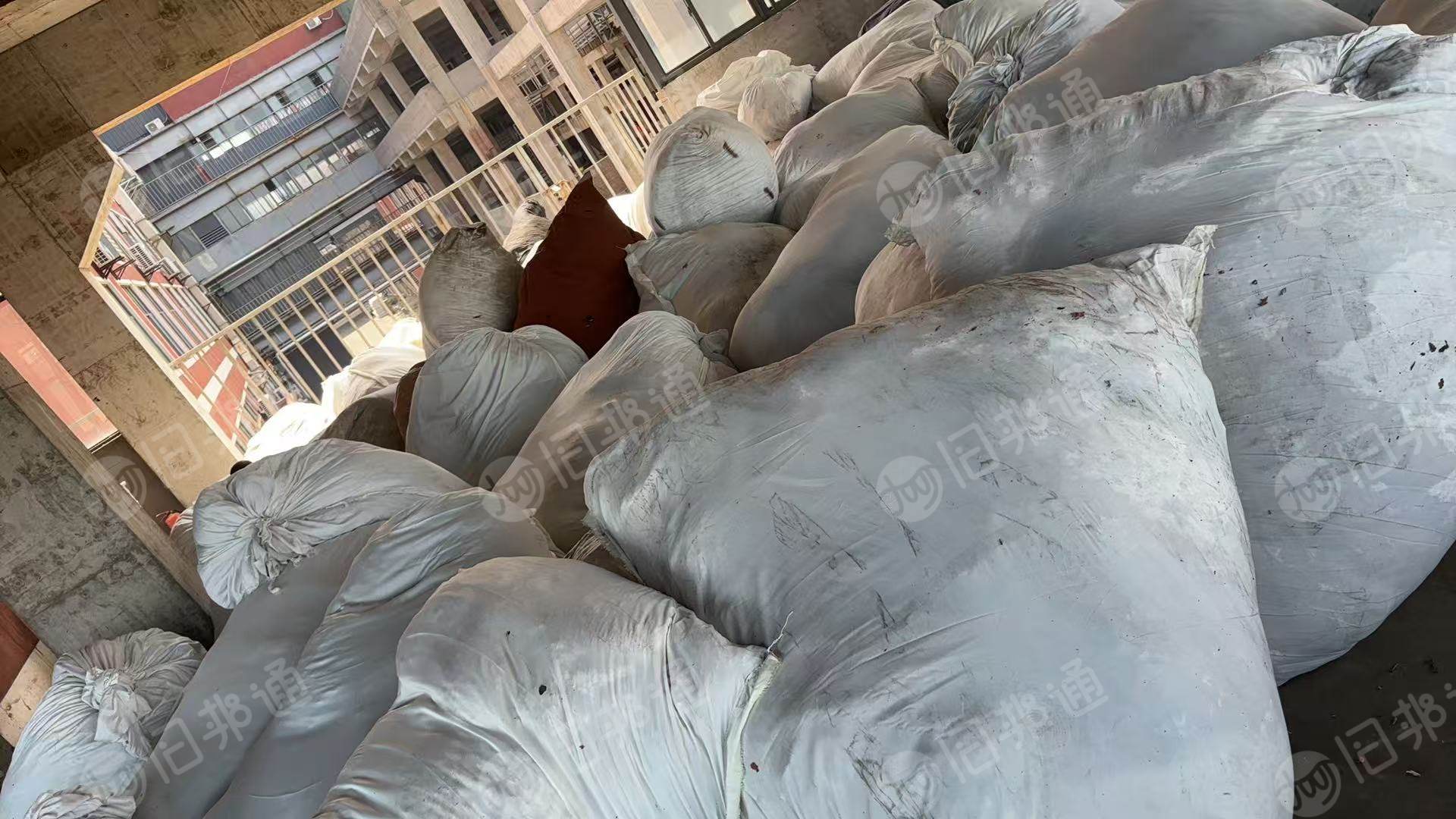 长期出售杂色的涤纶磨毛料，毛毛料，不含水份，现货七八吨
