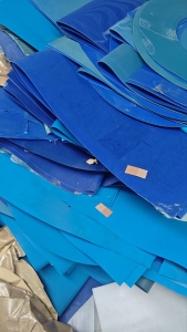 出售pe钢卷皮毛料，漂沉一起的，现货7吨左右