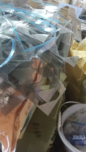 长期出售电子屏幕上用的pet边角料，带胶