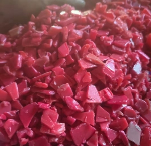 出售红色低压破碎料，PE框破碎料，清洗甩干，注塑料