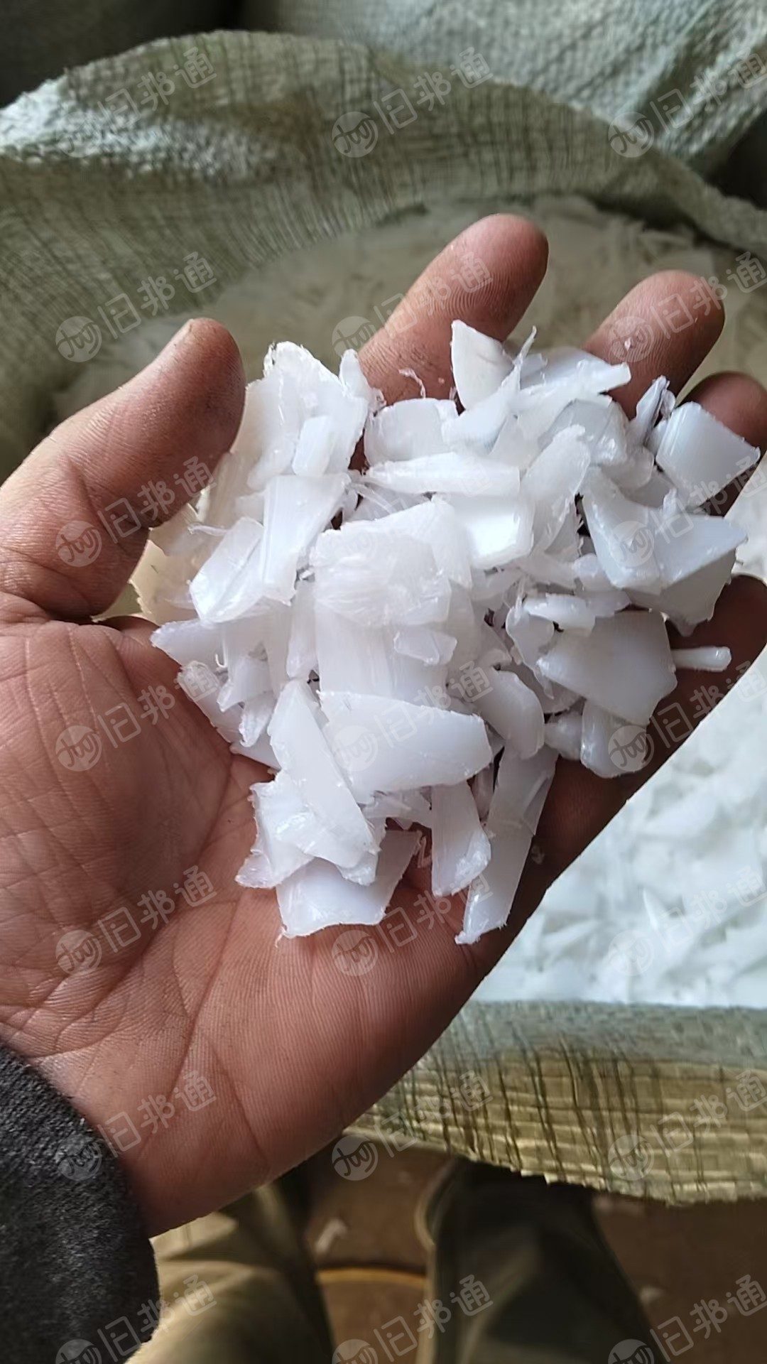 出售太阳能板出来的大白桶破碎料，现货3吨，长期有货