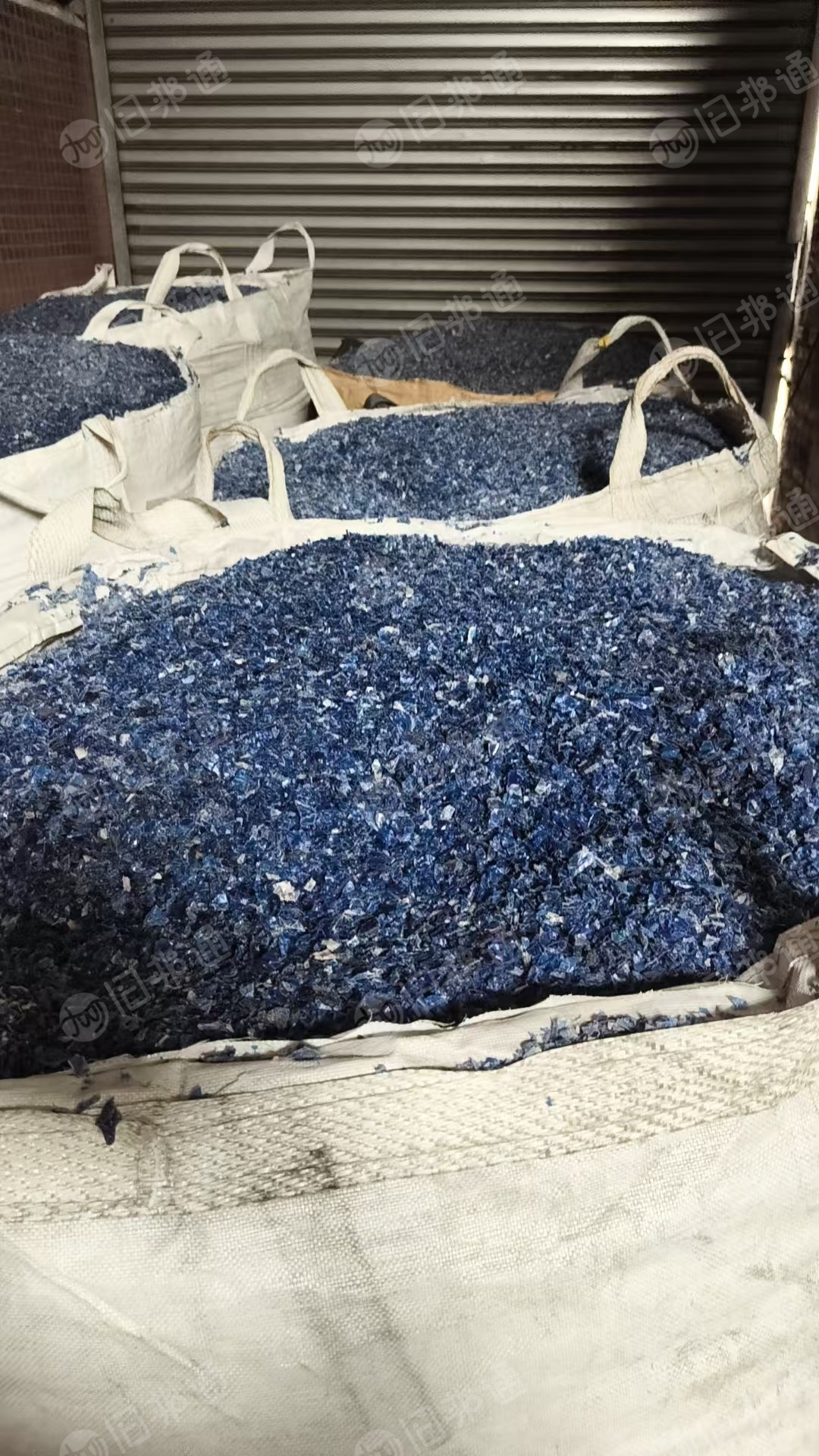 大量出售蓝色PVC复合PET破碎料