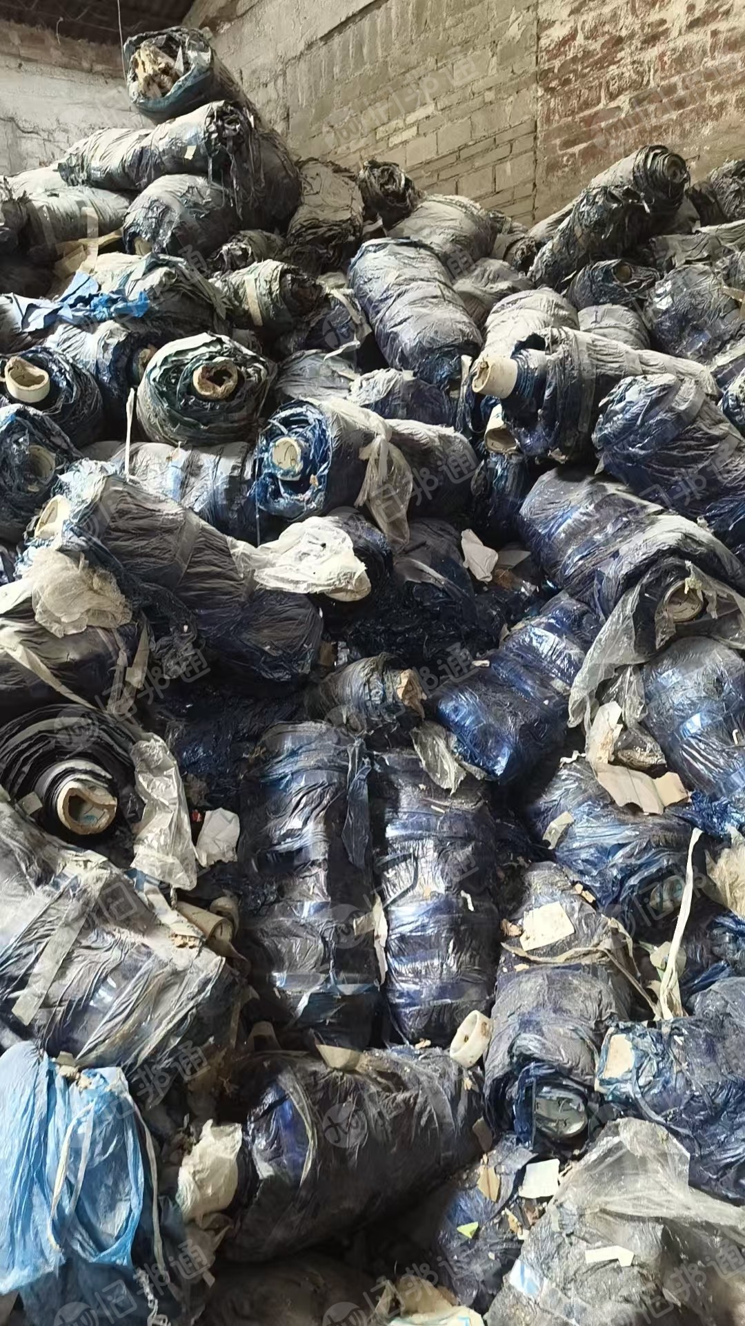 大量出售蓝色PVC复合PET破碎料