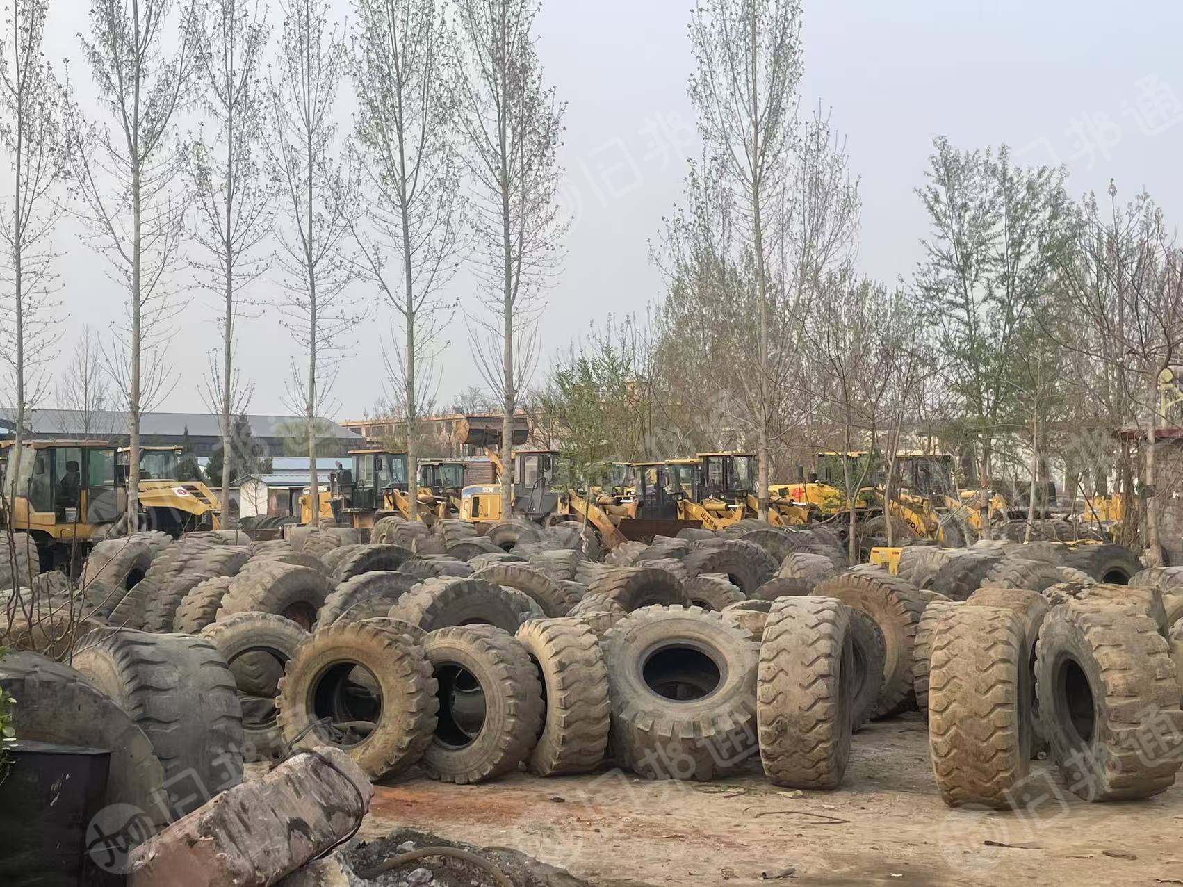大量出售工程车下来的大轮胎