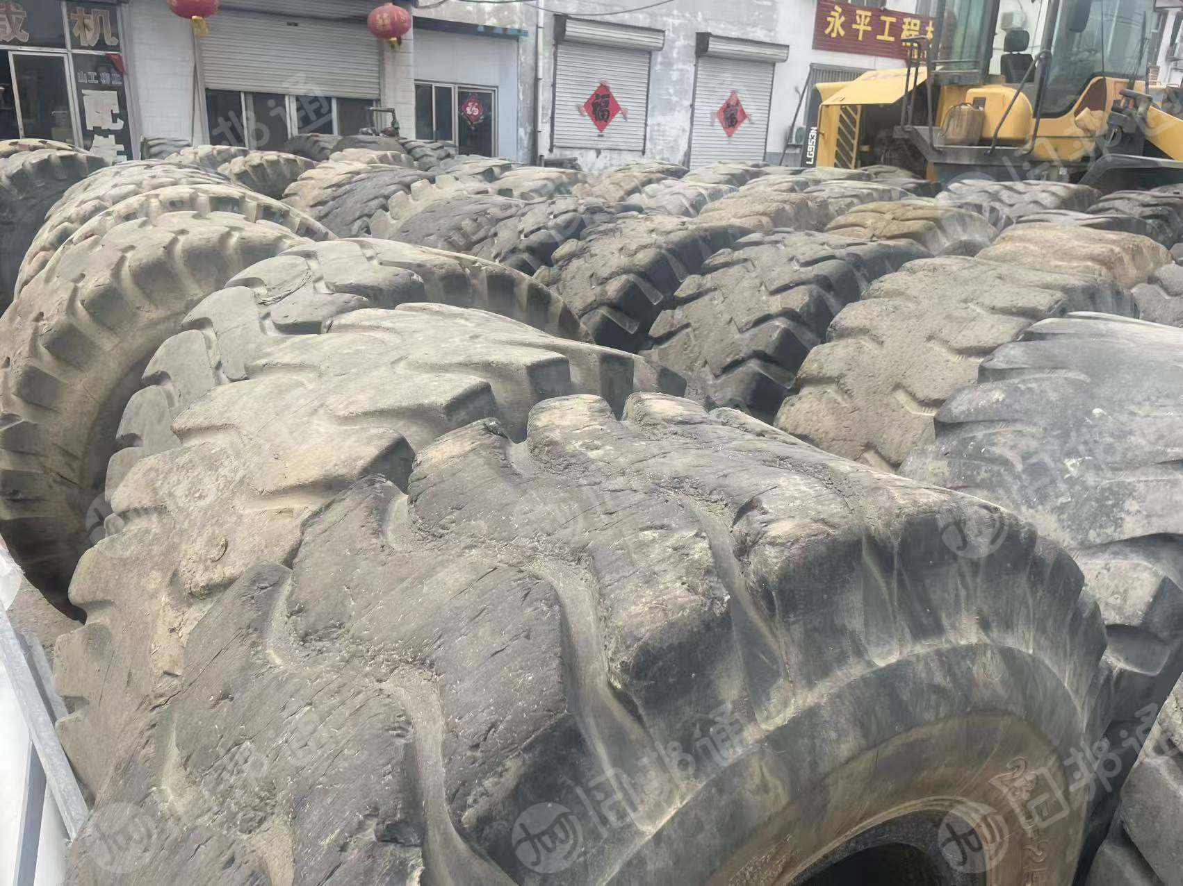 大量出售工程车下来的大轮胎