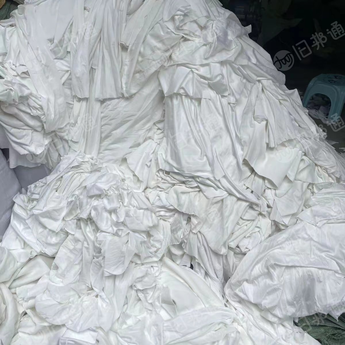 出售牛奶丝，涤氨材质，擦机布，现货只有两三吨，货在广东惠东