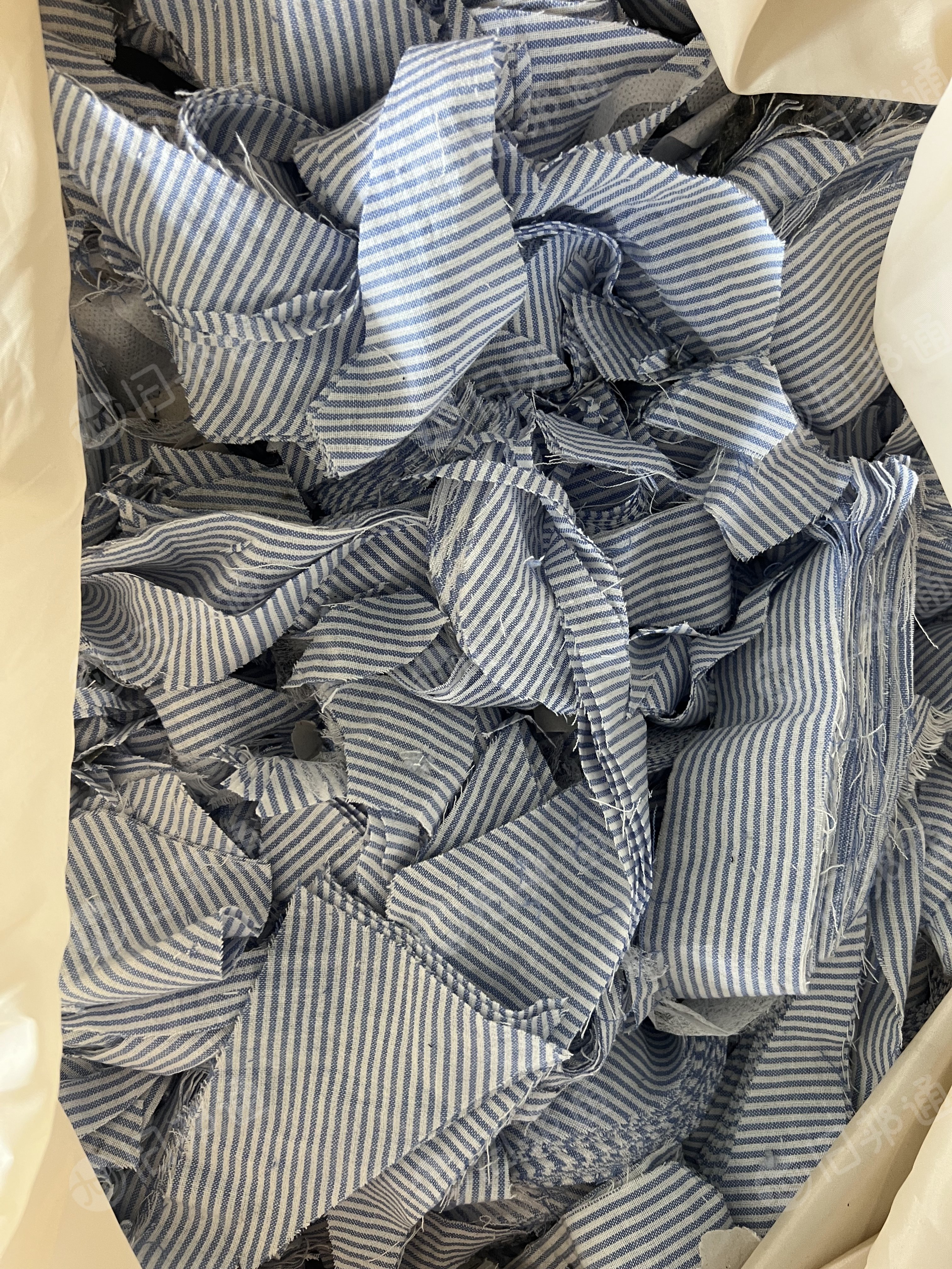 长期出售涤棉废布,涤棉开花料,有分颜色,月供几百吨,货在河南平顶山