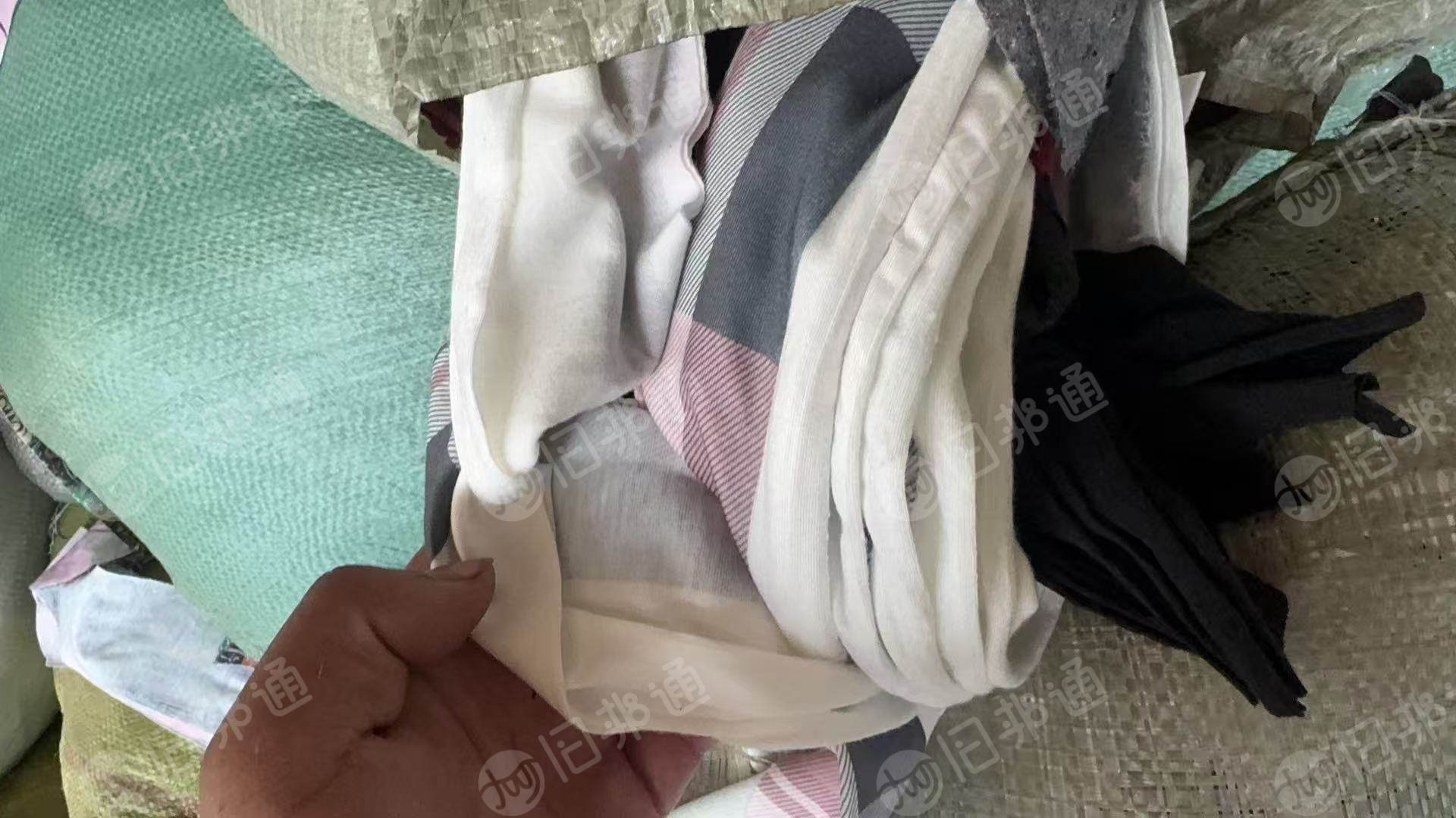 长期出售涤纶废布，涤纶拉丝布，服装厂下来的，造粒用，每个月有60多吨，厂在河南洛阳
