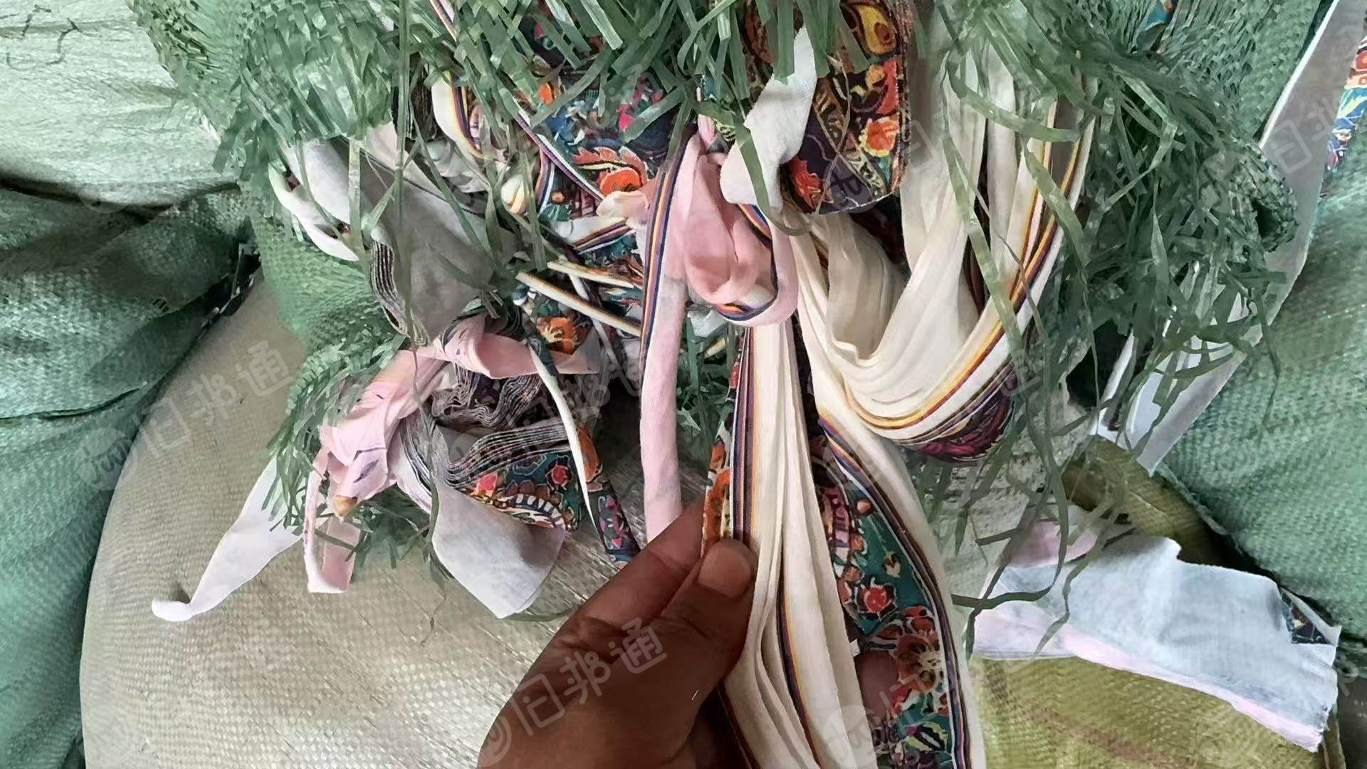 长期出售涤纶废布，涤纶拉丝布，服装厂下来的，造粒用，每个月有60多吨，厂在河南洛阳