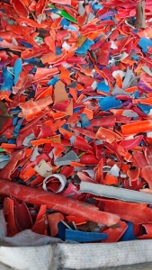 出售杂一级红蓝管破碎料，现货是十五吨左右