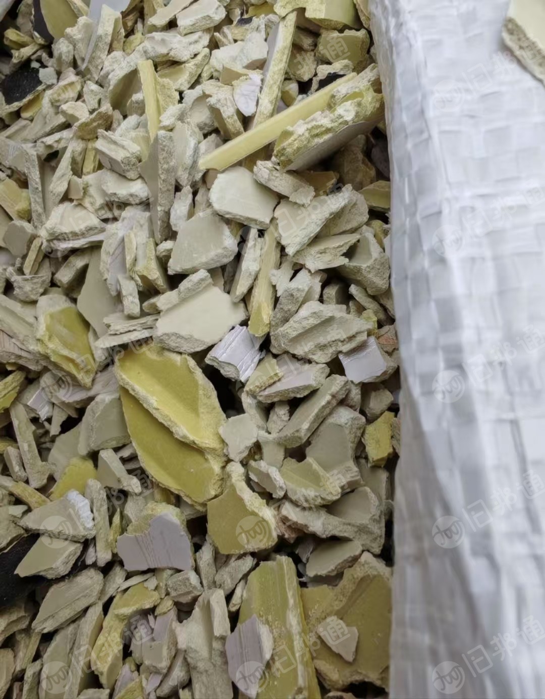 出售PVC墙板破碎料，墙板粉碎料长期有货