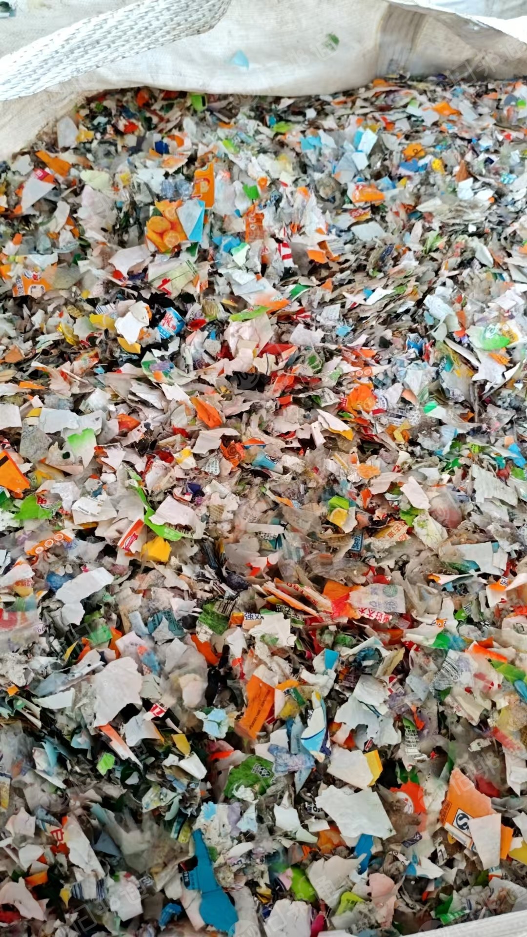 出售商标纸破碎料，油纸、餐盒、其它标签纸混装
