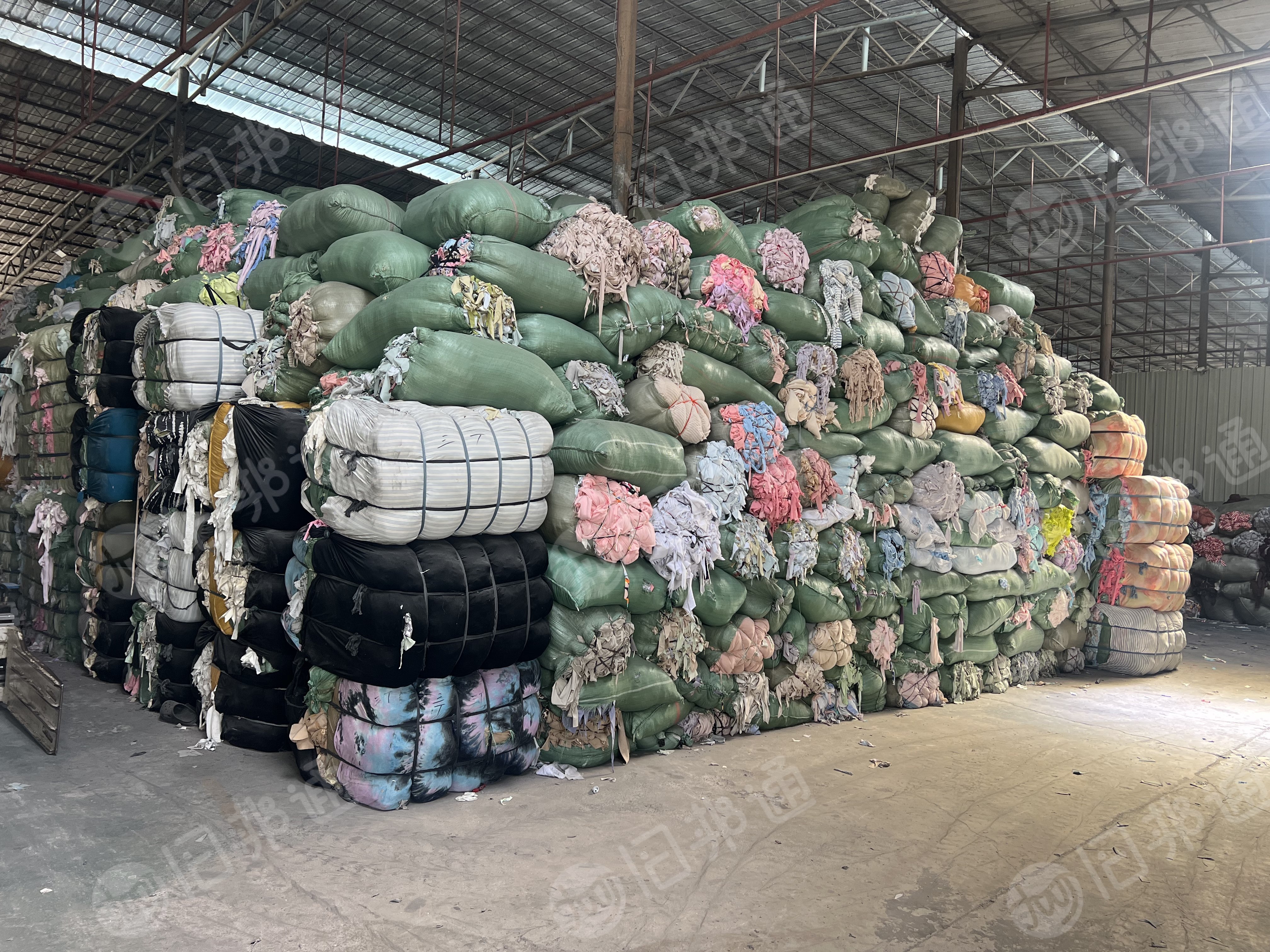 长期大量出售浅三色的涤棉废料，涤棉废布，tc废布，含棉50-80，统货走，现货500吨