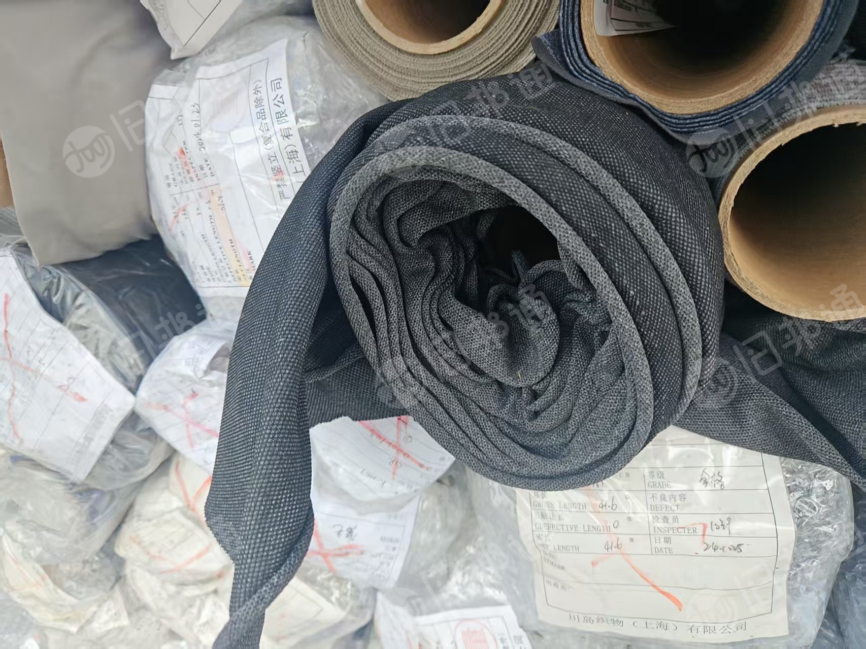 出售厂里退下来的库存布,大小卷布,多数是涤纶材质,这个布主要用于汽车和沙发上,现货有40吨左右
