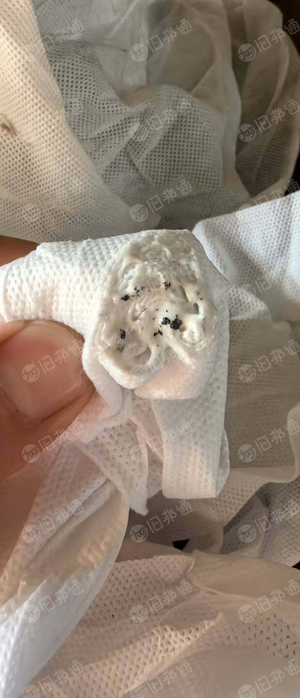 出售白色PP无纺布，丙纶无纺布边角料，带点填充，现货有10吨，货在江苏无锡