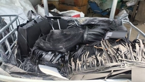 出售黑色带胶PC废料，现货10吨，长期有货