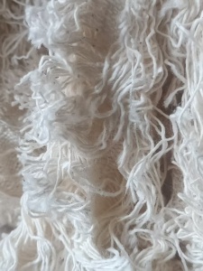 长期出售氨纶布边纱,化纤筋棉布边,有30%是化纤布边,混合在一起,现货有100吨,货在山东淄博