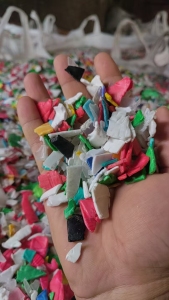 长期出售pp美缝胶管破碎料，未过色选